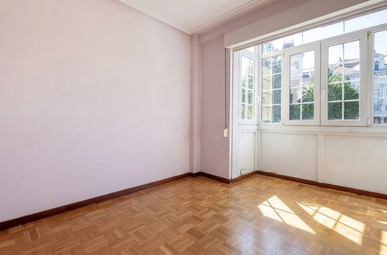 Dormitorio vacío antes del Home Staging de Vibra Inmobiliaria