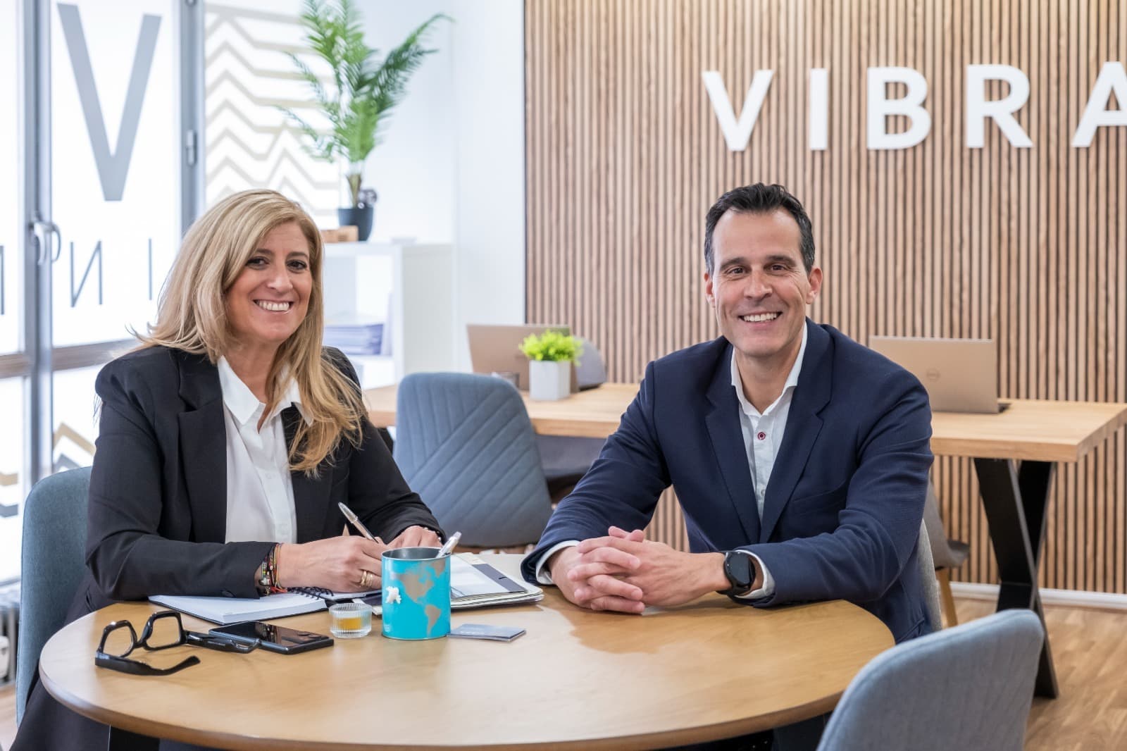Equipo de Vibra Inmobiliaria en su oficina de Oviedo