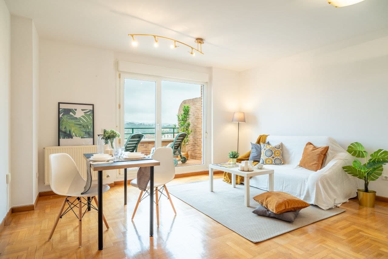 Salón luminoso con salida a terraza de una vivienda en venta gestionada por Vibra Inmobiliaria